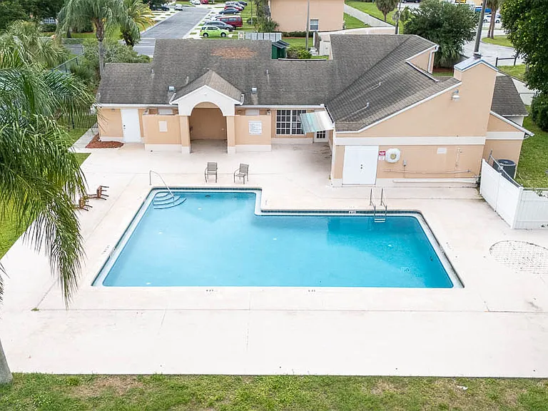 608 Captiva Cir — Photo 9