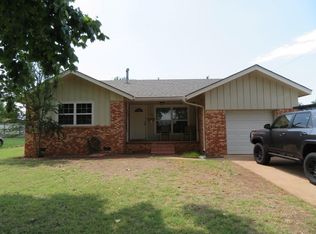424 S 24th St, Clinton, OK 73601