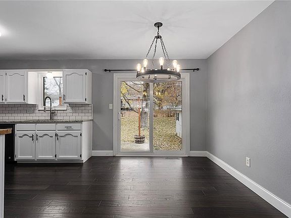 5th image of 109 SE Castlerock Dr