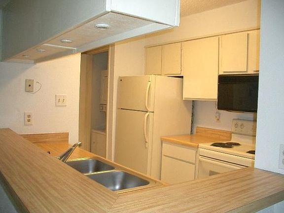 4th image of 7132 N Holiday Dr