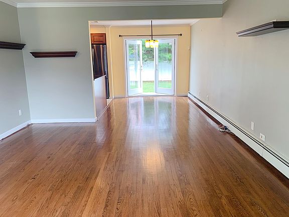5th image of 32 Douglas Dr