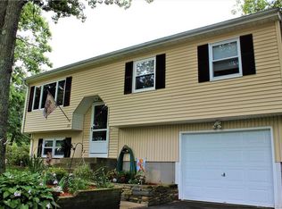 33 Vermont Dr, Oakdale, CT 06370