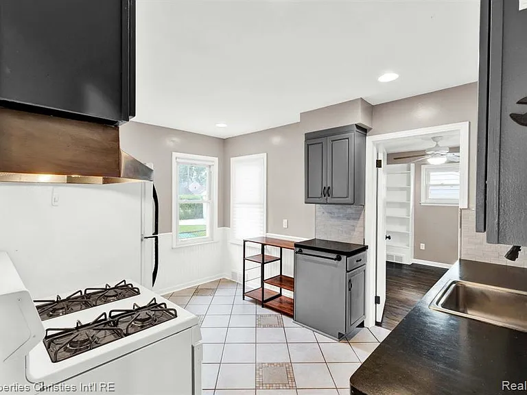 4271 Prairie Ave — Photo 9