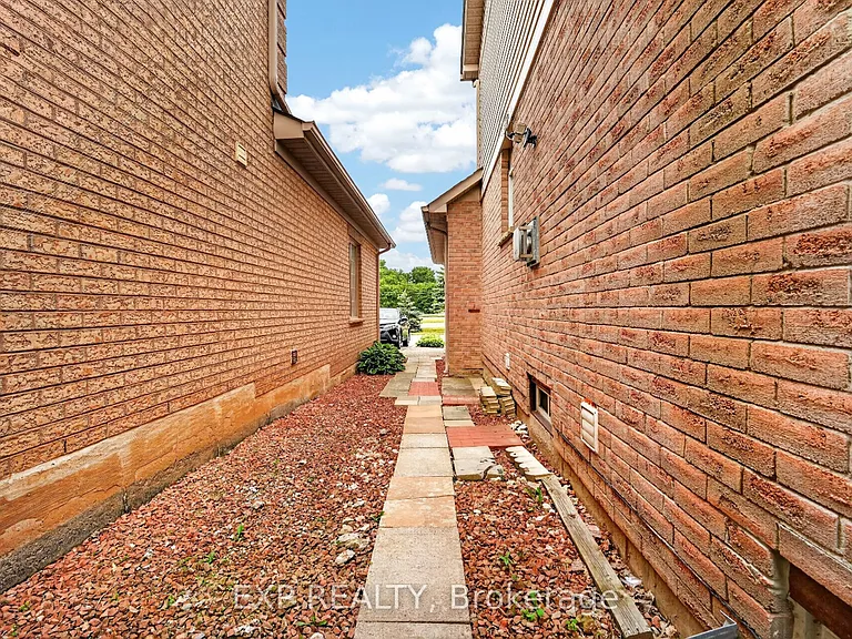 5896 Chorley Pl #UPPER — Photo 46