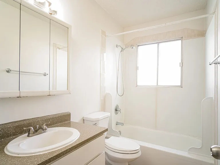 Laurelwood — Photo 16