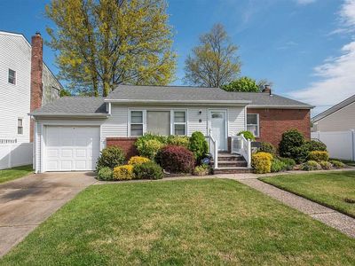 8 Linden Ct, Hicksville, NY, 11801