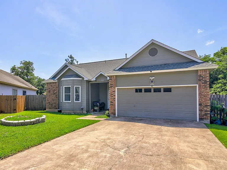 709 Sapling Cv — Photo 2