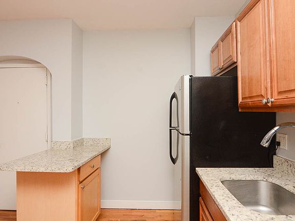 4th image of 7450 N Greenview Ave Ste G3