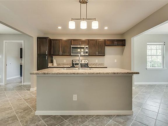 5th image of 832 E Maddox Ave