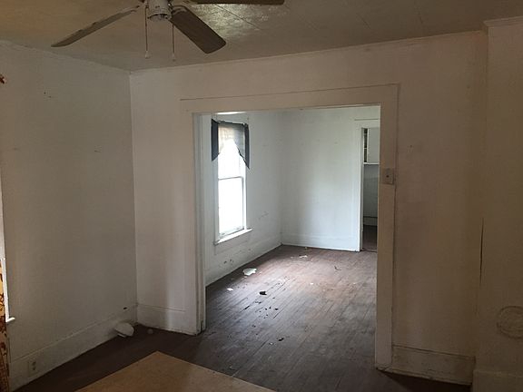 5th image of 906 Douglas Ave