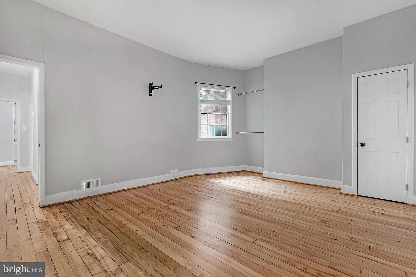 1 bed, 1200 sqft, $1,500 — Photo 2