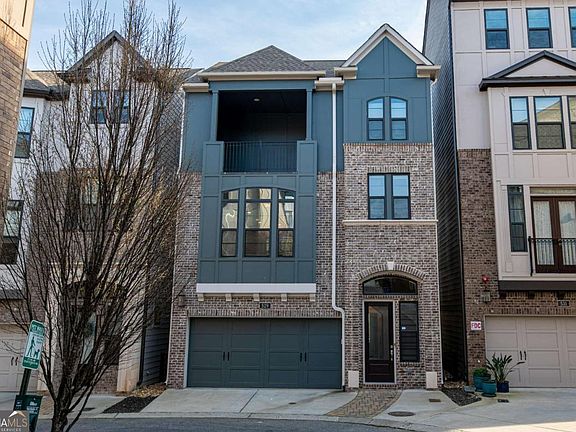 2nd image of 529 Broadview Pl NE