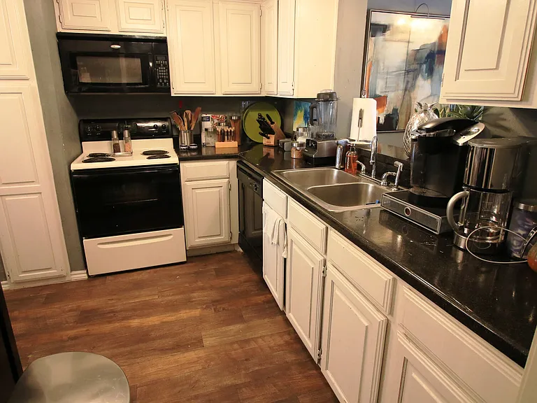 Preston Racquet Club Apartments — Photo 6
