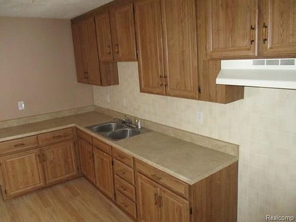 5th image of 4652 Campbell St