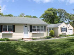 32 Carter Rd, Hampton Bays, NY 11946