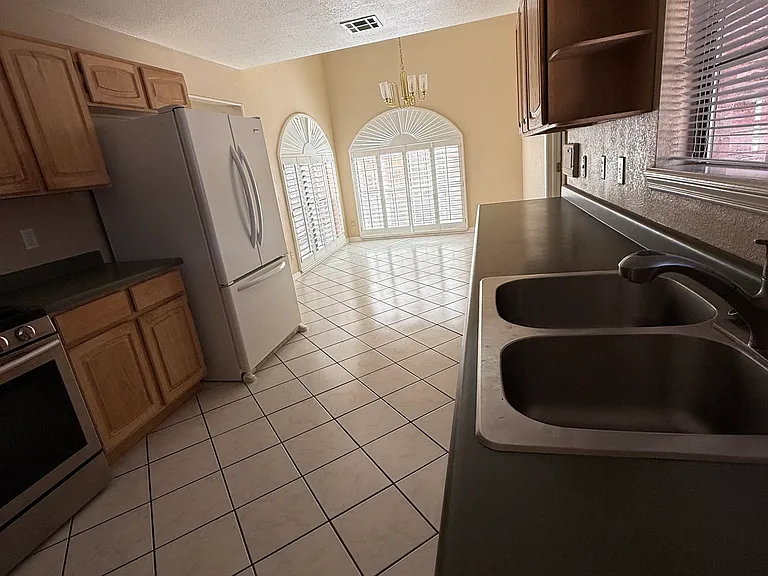 2112 Home Show Ln — Photo 12