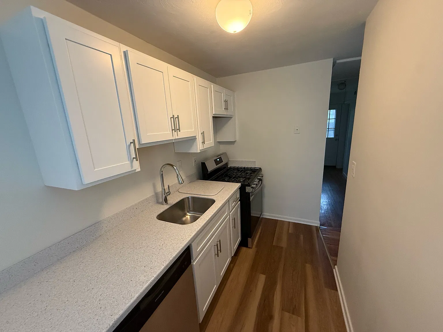 1 bed, 1000 sqft, $1,600 — Photo 2