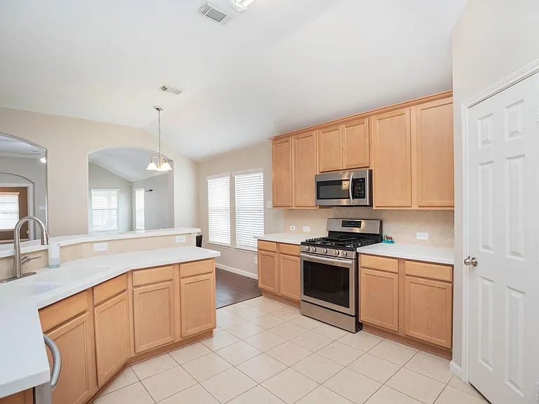 21206 Colton Cove Dr — Photo 2