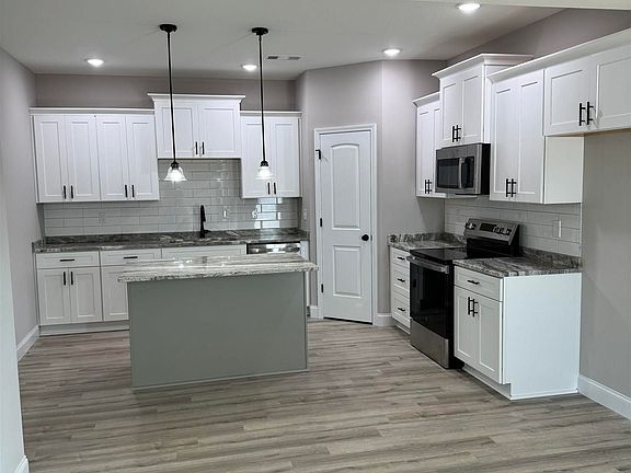 4th image of 258 Beau Claire Cir