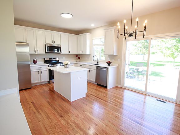 3rd image of 4 Catalpa Ct