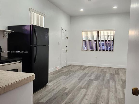 5th image of 520 E 44th St #1W