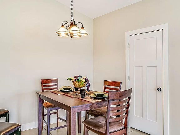 3rd image of 904 W Onewood Pl