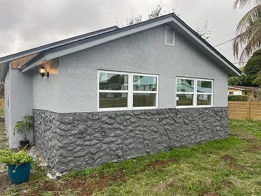 1617 Avenue E — Photo 1