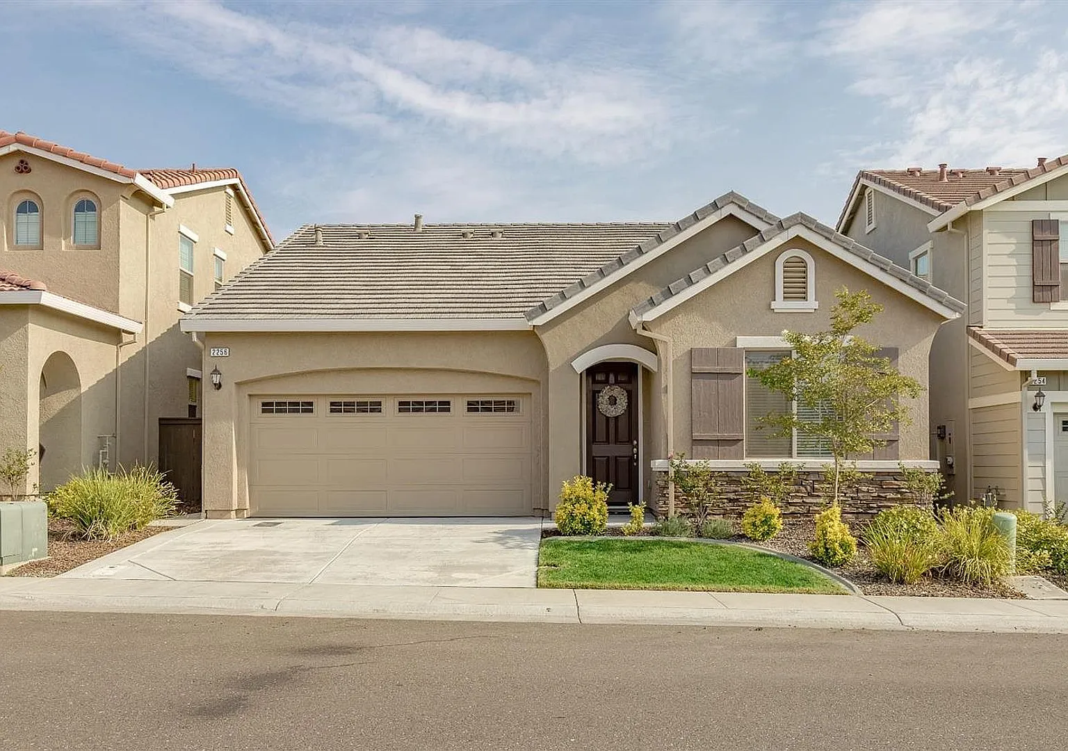 Beautiful Bright Single Story Solar Home With Whitney Ranch Pool Access — Photo 1