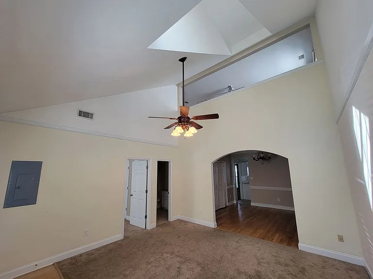 211 Brook Ct — Photo 3