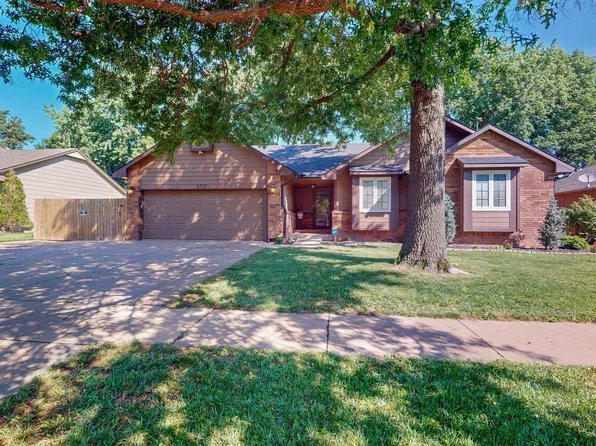 1715 N Pine Grove St, Wichita, KS 67212