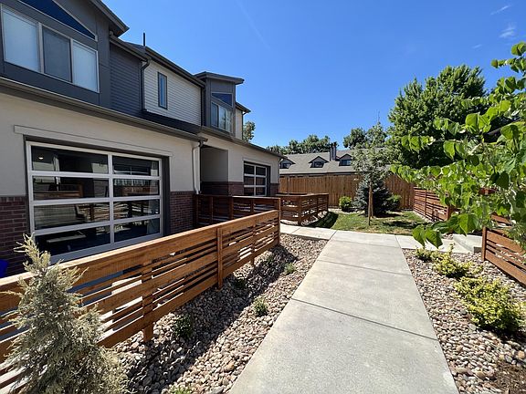 Beautiful End-Unit Townhome _ Prime Location