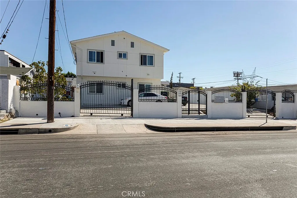 3 bed, 750 sqft, $2,675 — Photo 2
