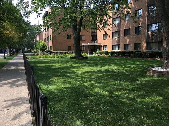 1st image of 1600 W Greenleaf Ave APT 208
