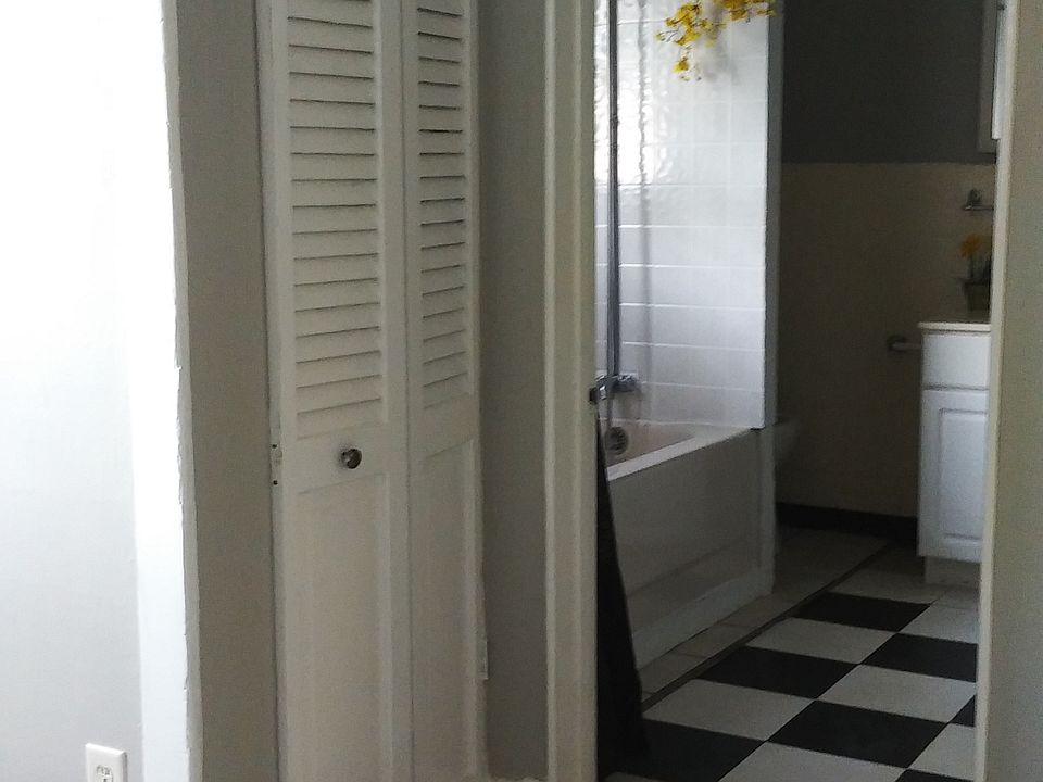 2nd image of 932 W Washington St