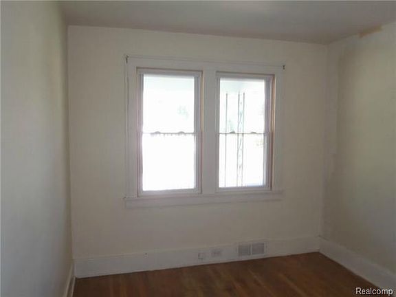 4th image of 213 White St