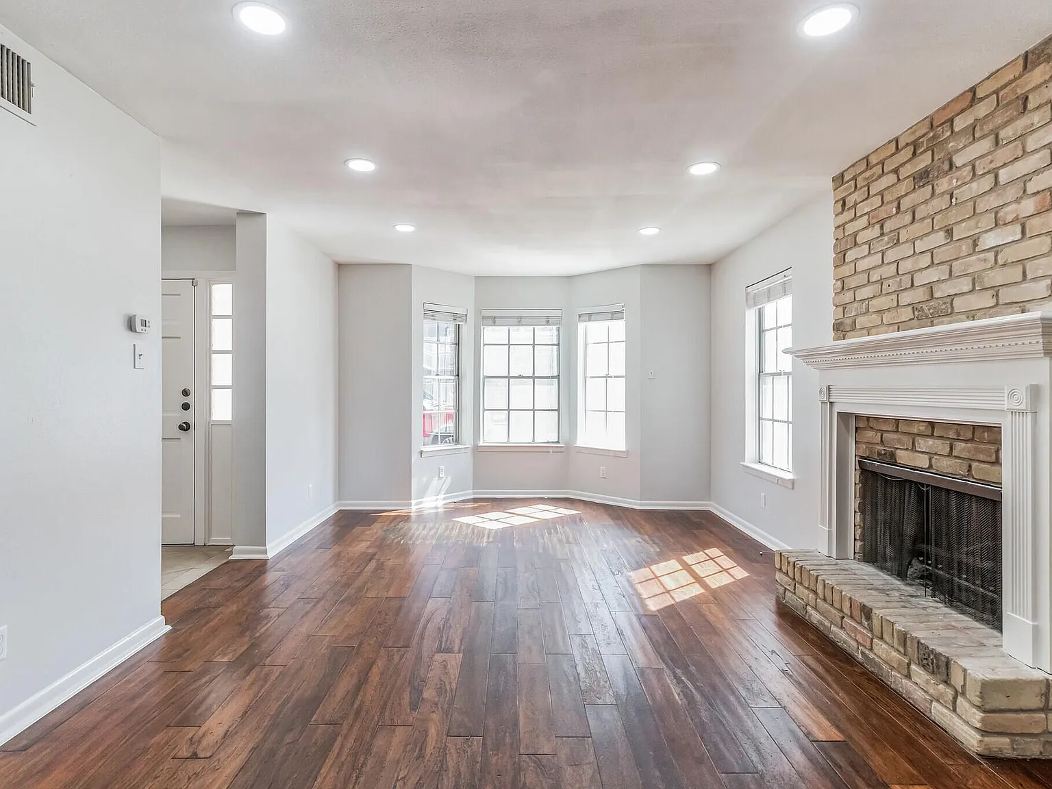4 bed, 3.5 bath, 2201 sqft, $4,200 — Photo 2
