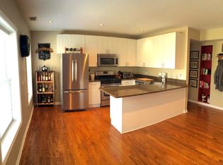 1050 W Dakin St #202, Chicago, IL 60613