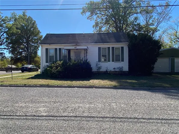 482 E Walnut St, Nashville, IL 62263