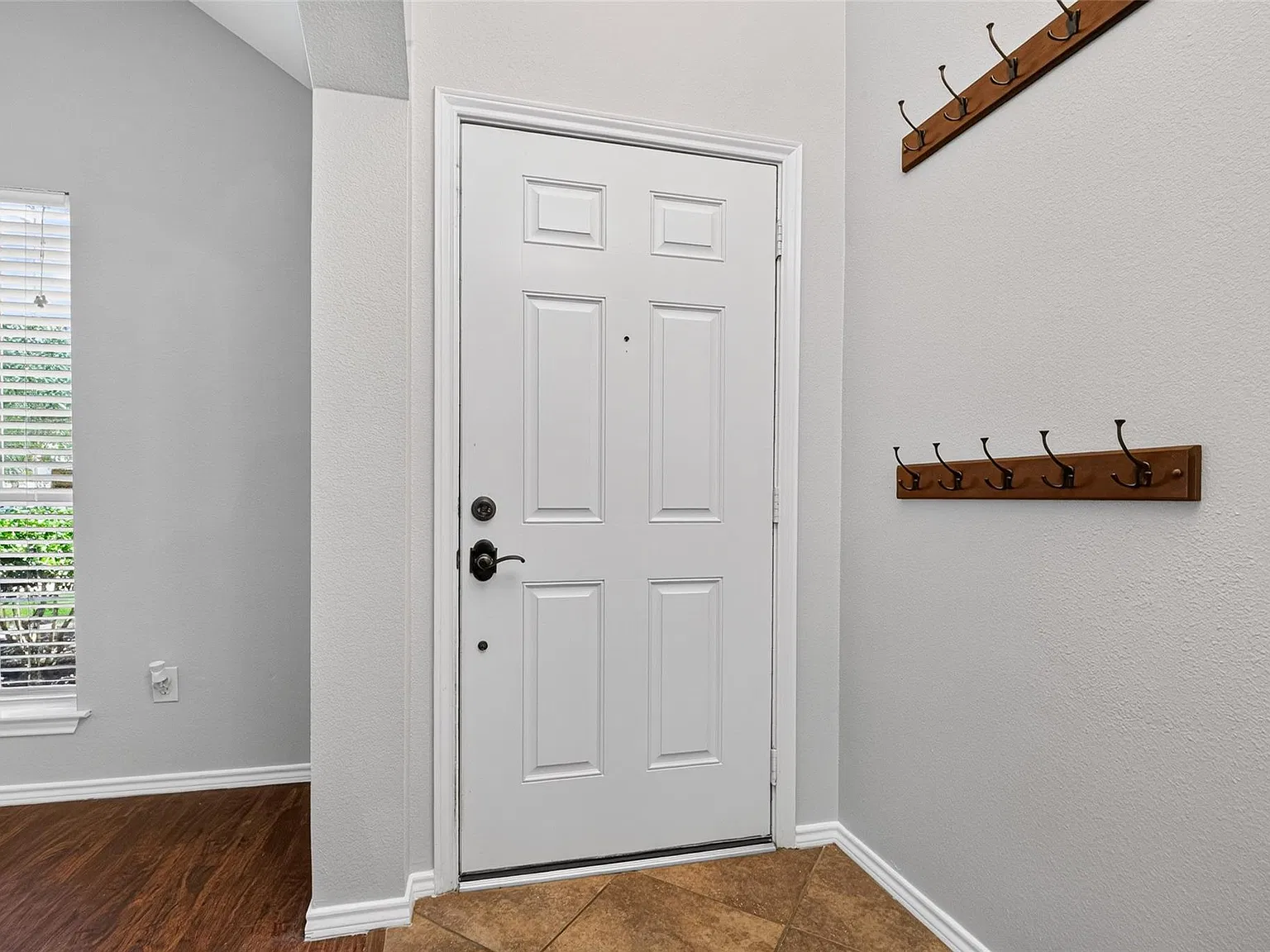 3 bed, 2.0 bath, 1649 sqft, $2,100 — Photo 4