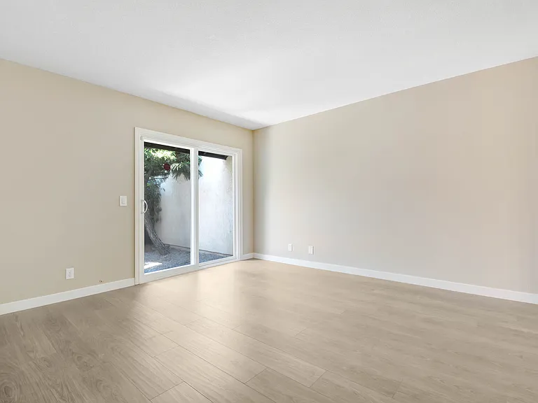8555 Sandalwood Ct — Photo 2