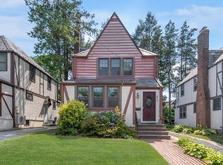 4616 Iris Ln, Great Neck, NY 11020