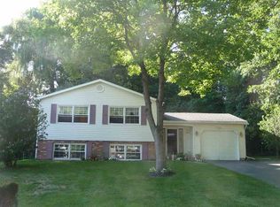 40 Grissom Dr, Clifton Park, NY 12065