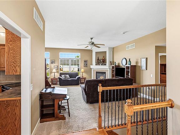 4th image of 901 Tall Grass Dr