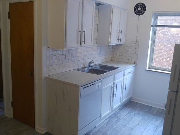 3rd image of 1681 Cedar Ave APT 4