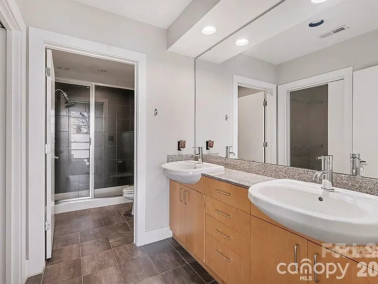 505 E 6th St #304 — Photo 16