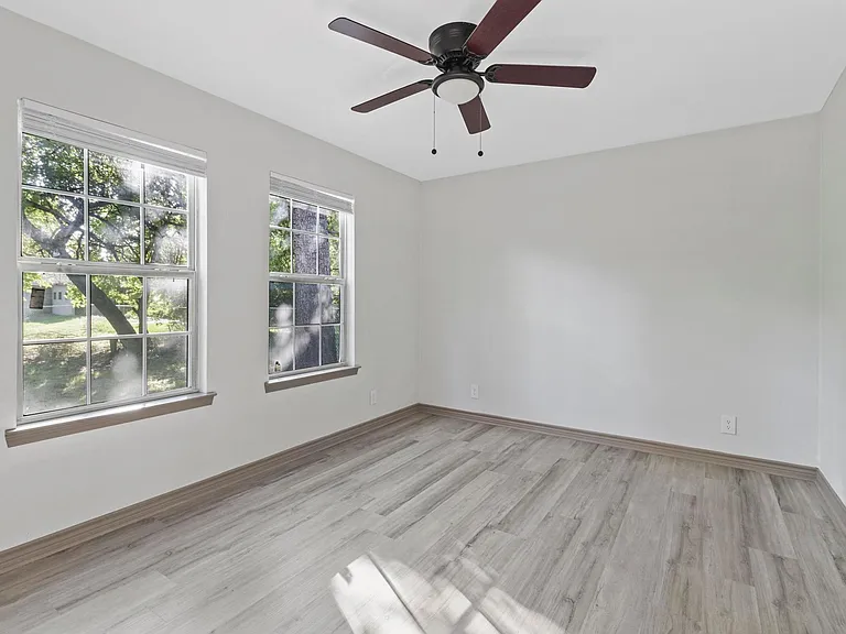 915 N Montgomery St — Photo 3