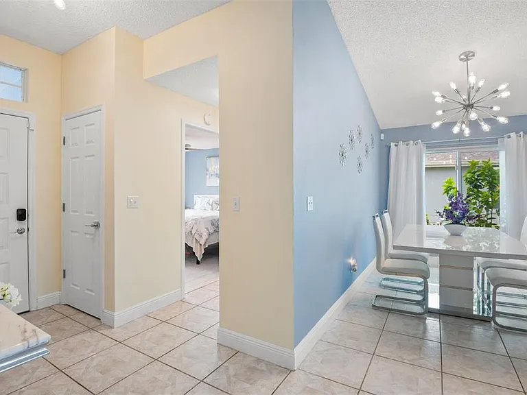 713 Manchester Woods Dr — Photo 7