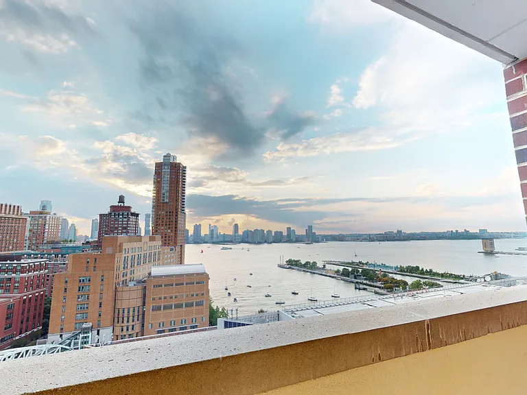 310 Greenwich St #20G — Photo 9