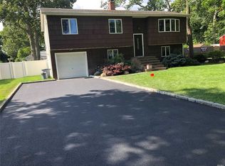 5 Carriage Ln, Center Moriches, NY 11934