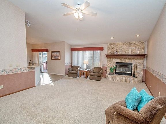 3rd image of 1046 Cliffview Dr